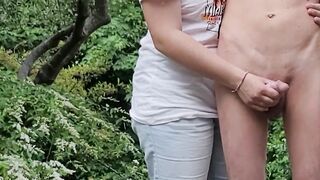 Sega abbastanza breve estiva all'aperto con parecchia gettata di sborra