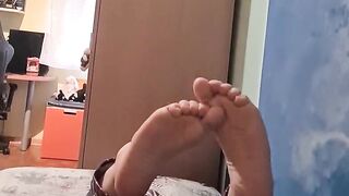 Uso i miei piedi per cercare attenzioni