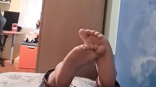 Anteprima del video: Uso i miei piedi per cercare attenzioni