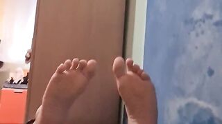 Uso i miei piedi per cercare attenzioni