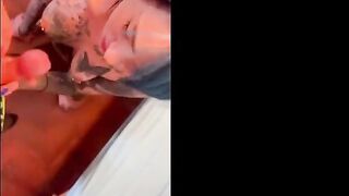 Modella dai capelli blu chiavata dal fisioterapista