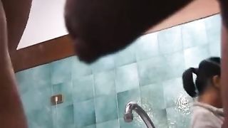 Moglie italiana inculata in bagno