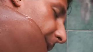 Moglie italiana inculata in bagno