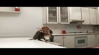 Troietta rossa italiana succhia il cazzo di papà