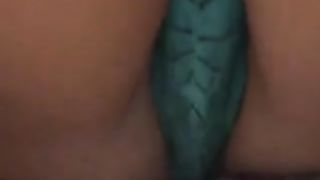 Sexy ragazza seduta fuori fa intravedere le mutandine