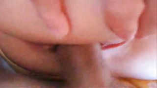 Un sacco di sborra sulla fica rasata della mia ragazza dopo il sesso