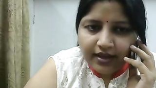 Puttana indiana dal culo grosso con grandi seni molli si mostra