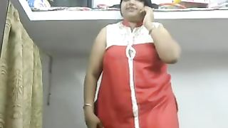 Puttana indiana dal culo grosso con grandi seni molli si mostra