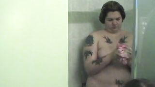 Grassa milf puttana sotto la doccia