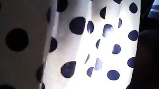 Negro si strofina il cazzo contro il culo di una ragazza in bus