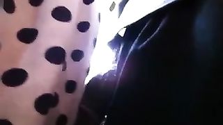 Negro si strofina il cazzo contro il culo di una ragazza in bus