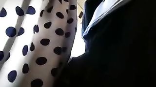 Negro si strofina il cazzo contro il culo di una ragazza in bus