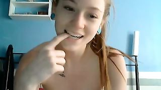 Diciottenne tatuata si masturba la figa e mostra i suoi capezzoli con piercing