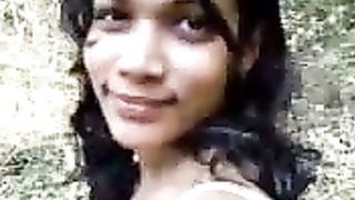 Cameriera dello Sri Lanka mi permette di toccarle le tette