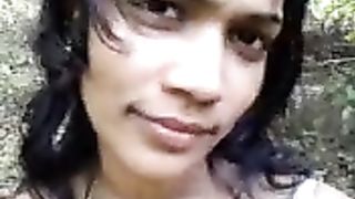 Cameriera dello Sri Lanka mi permette di toccarle le tette