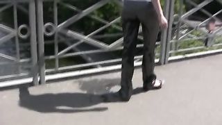 Teen rossa fa pipì nei calzoni