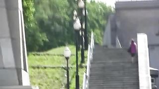 Teen rossa fa pipì nei calzoni