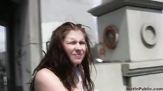 Teen rossa fa pipì nei calzoni