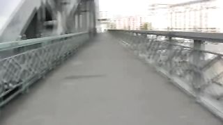 Teen rossa fa pipì nei calzoni