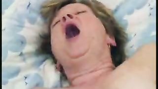 Pompino all'amico del figlio che dorme