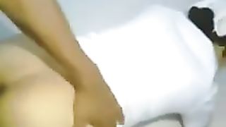 Calda infermiera indiana scopata a pecorina da un paziente