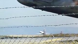 Un cazzo per due belle brune in tanga e corsetti