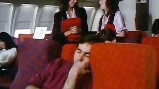 Un cazzo per due belle brune in tanga e corsetti