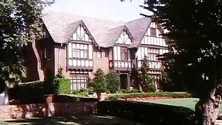 Un cazzo per due belle brune in tanga e corsetti