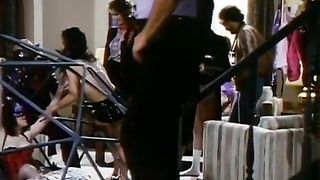 Un cazzo per due belle brune in tanga e corsetti