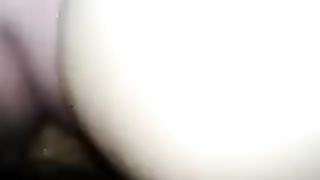 Sesso alla missionaria con sborrata sulla figa di mia moglie