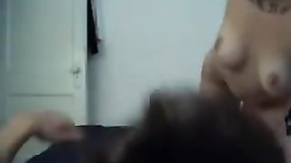 Si sente bene in sella al cazzo di questo tizio in posizione cowgirl