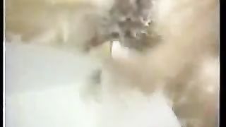 Un' enorme bottiglia di shampoo dentro la fica