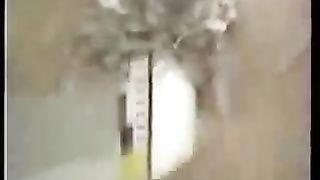 Un' enorme bottiglia di shampoo dentro la fica