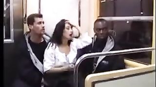 Impressionante gangbang pubblica