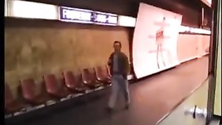 Impressionante gangbang pubblica