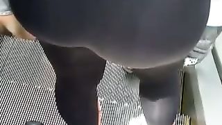 Anteprima del video: Questa ammaliatrice in leggins stretti è calda come l'inferno