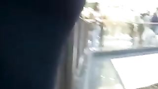 Questa ammaliatrice in leggins stretti è calda come l'inferno