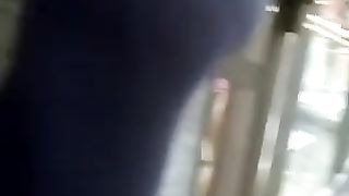 Questa ammaliatrice in leggins stretti è calda come l'inferno