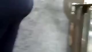 Questa ammaliatrice in leggins stretti è calda come l'inferno