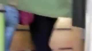 Questa ammaliatrice in leggins stretti è calda come l'inferno