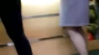 Questa ammaliatrice in leggins stretti è calda come l'inferno