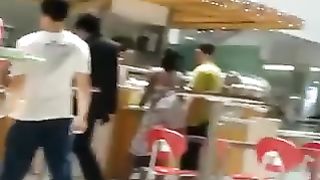 Questa ammaliatrice in leggins stretti è calda come l'inferno