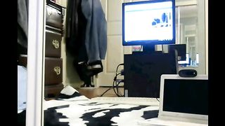 Mostra il suo culo perfetto in camera da letto