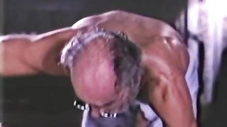 Vecchio porco scopa teen di nascosto dalla moglie