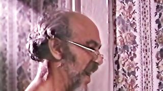 Vecchio porco scopa teen di nascosto dalla moglie