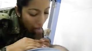 Soldatessa bruna con tanta voglia di cazzo