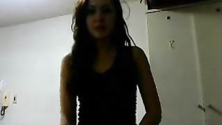 Bruna cagna magra in webcam