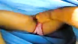 Fidanzata malese si spoglia per essere scopata