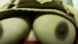 Sveltina con milf araba procace al posto di lavoro