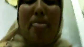 Sveltina con milf araba procace al posto di lavoro